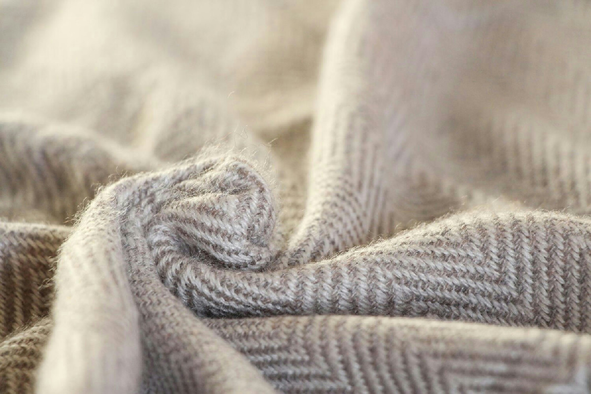 Lavaggio del cashmere: consigli fondamentali per preservare morbidezza e forma dei capi delicati