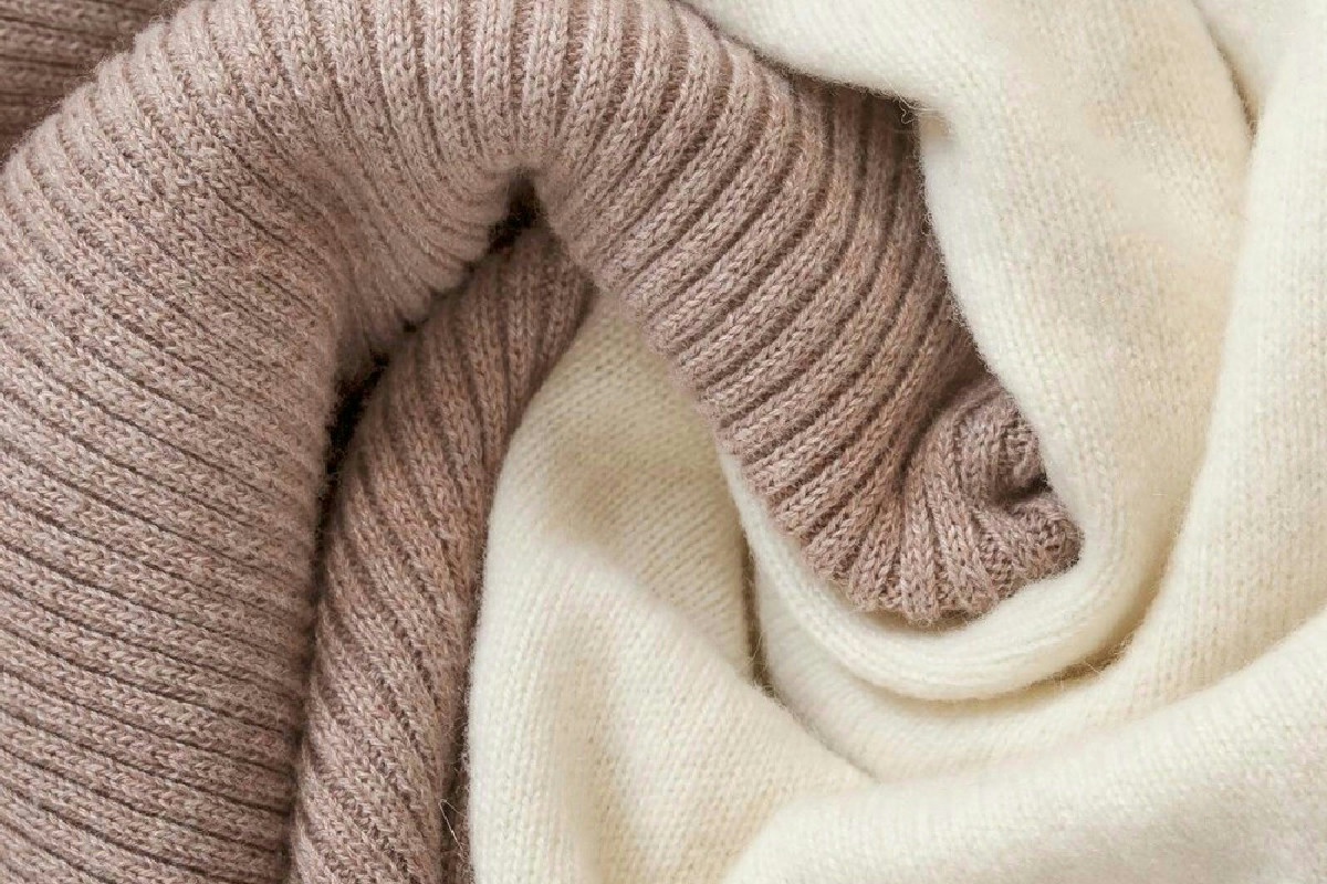 Lavaggio del cashmere: consigli fondamentali per preservare morbidezza e forma dei capi delicati