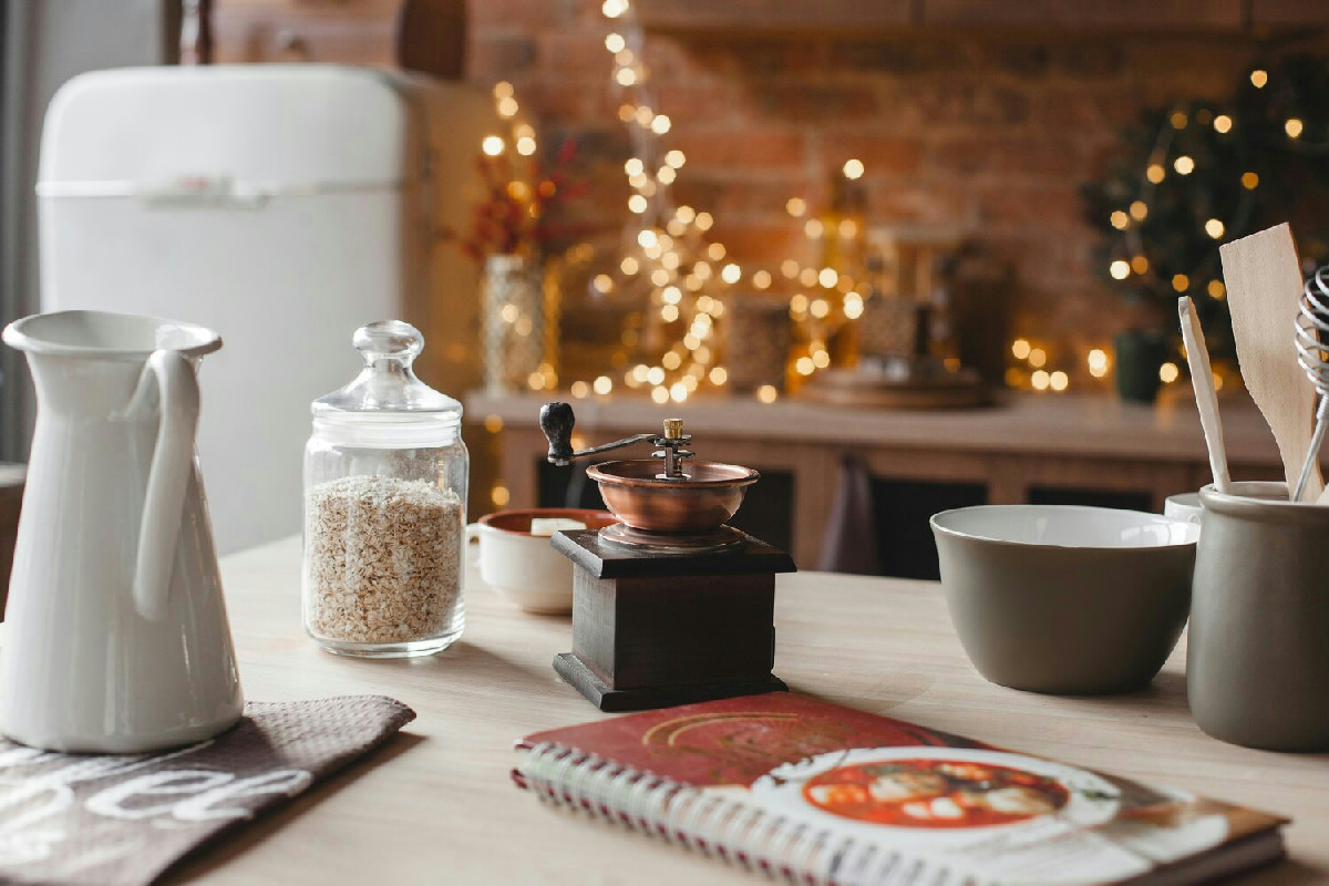 Organizzare la cucina durante le feste con strategie efficaci per gestire grandi pranzi con ordine e serenità