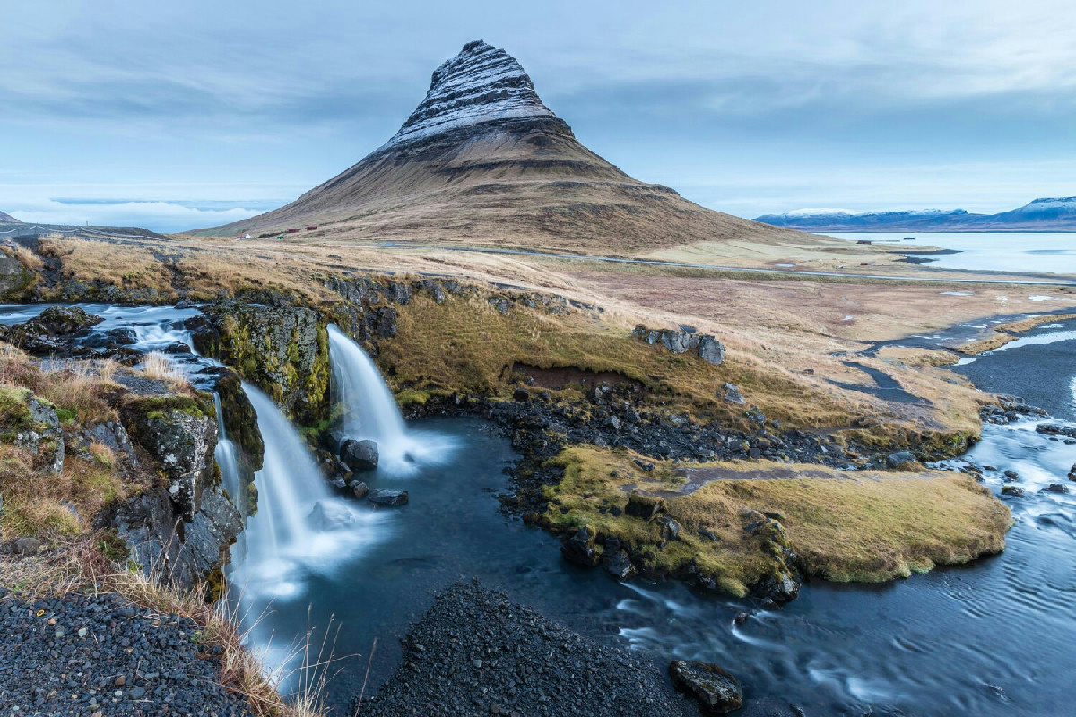 Il viaggio nell'Islanda rivela un mondo di ghiaccio, vulcani e cieli artici che incanta chiunque